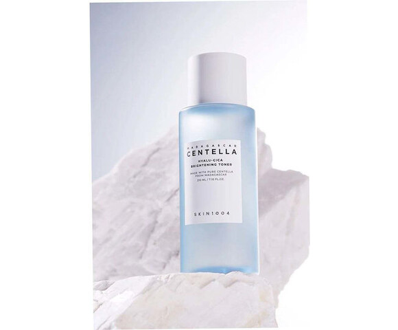 Skin1004 Madagascar Centella Hyalu-Cica Brightening Toner - Απολεπιστικό Και Ενυδατικό Τόνερ Σε 1 8809913831082